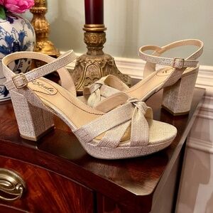 EUC LifeStride Lucky Metallic Gold Platform Chunky Heel Sandals Shoes Size 6.5
